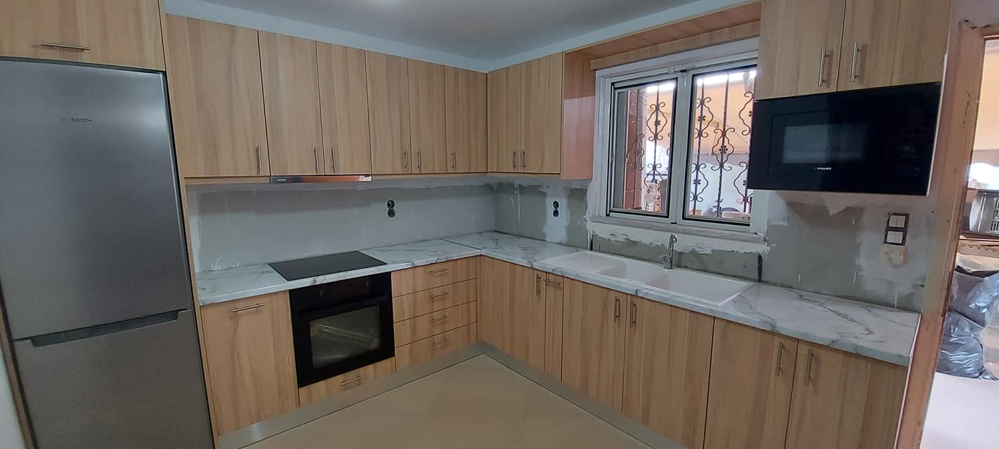 Ολοκληρωμένη κουζίνα σε φωτεινό χώρο