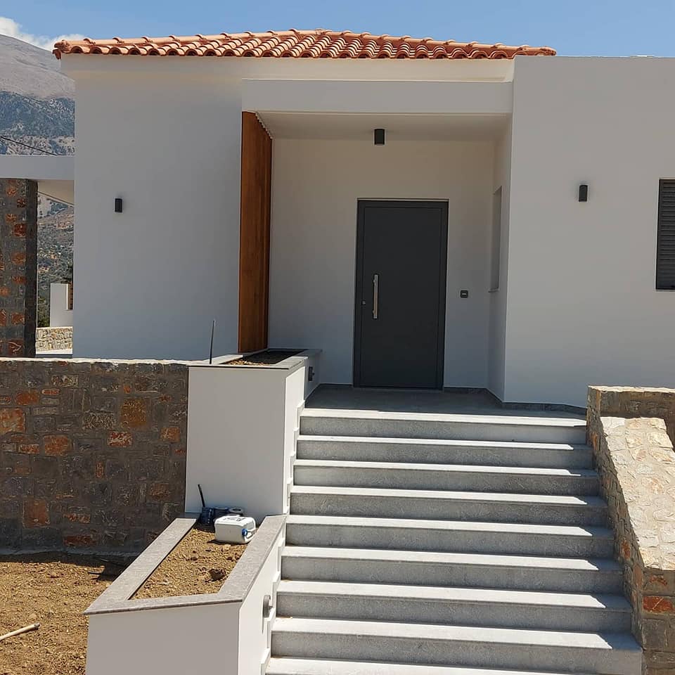 Εξωτερική πόρτα και είσοδος κατοικίας